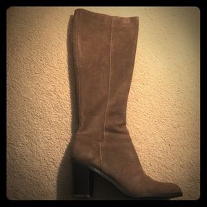 Ellen Tracy brown suede boots with small heel